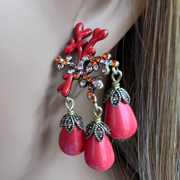 Heidi Daus 🆕 “Coral Reef” crystal & enamel omega for pierced ears earrings - Picture 4 of 8